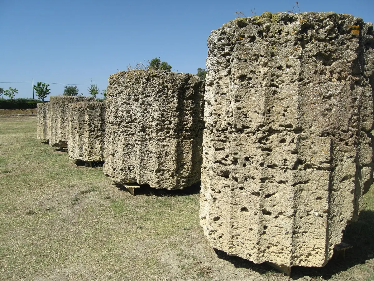 Alte Steinsäulen in der Landschaft der Basilikata