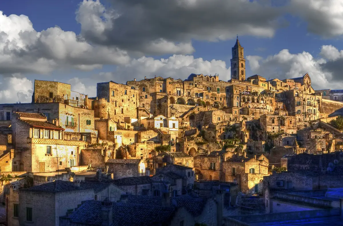 Die Sassi von Matera im warmen Abendlicht